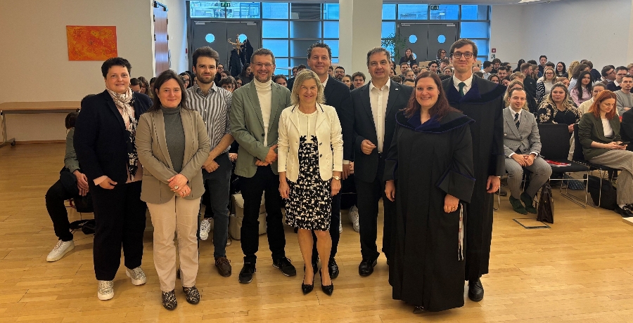 von links nach rechts: Martina Mühlöcker (FAÖ), Alexandra Wendelberger (FAÖ), Paul Hübner (Universität Wien), Franz Philipp Sutter (WU und VwGH), Andrea Müller-Dobler (BFG-Vizepräsidentin), Gerald Ehgartner (BFG), Klaus Hilber (KSW-Vizepräsident), Julia Cermak-Kapl (BFG), Benedikt Schachner-Gröhs (BFG).